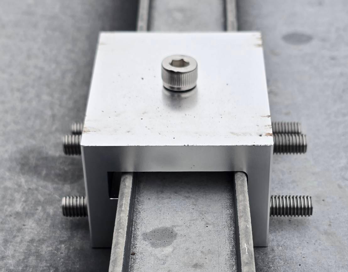 O potrivire perfectă pentru acoperișul dvs.: NOUL nostru dispozitiv de fixare pentru acoperiș este în producție!