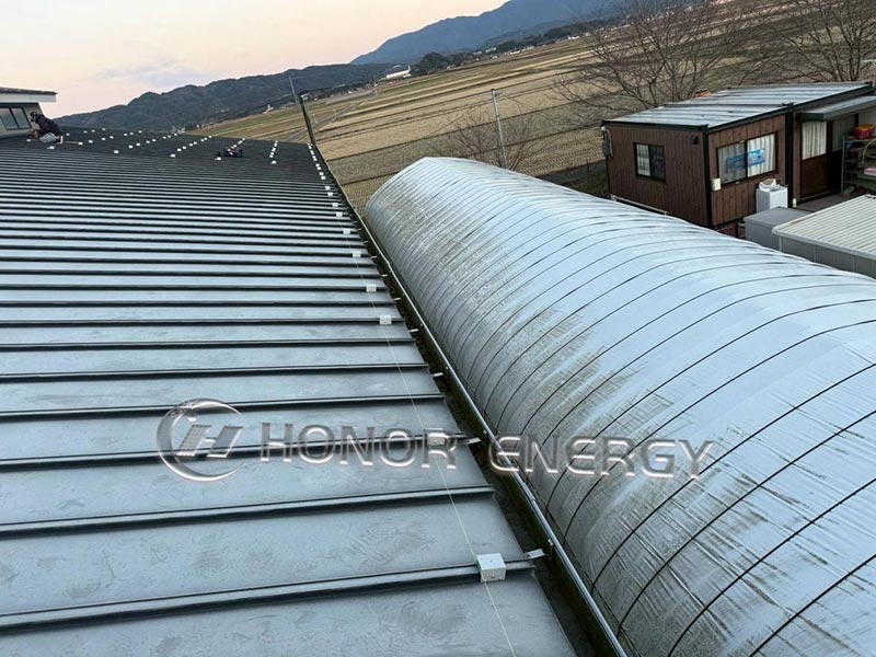 Clemele de acoperiș metalice cu îmbinare în picioare sunt instalate și gata