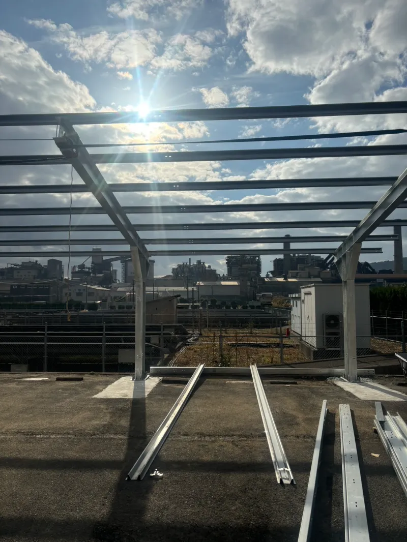 Carport solar cu o singură coloană