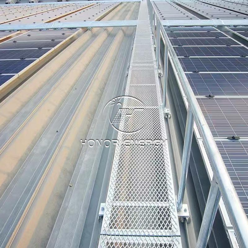 Pasarelă solară din oțel